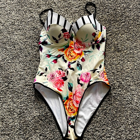 Cupshe floral print cream swim suit - Picture 1 of 2